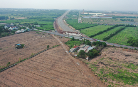 Cao tốc Biên Hoà - Vũng Tàu: Bên chuẩn bị trải nhựa, bên còn lùm cây bụi cỏ