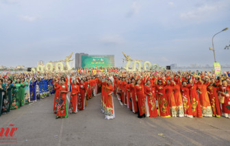 1.000 người cùng mặc áo dài hoa sen trên phố ở Hà Nội