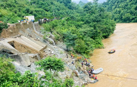 Nepal: Lở đất cuốn trôi 2 xe buýt xuống sông, 63 người mất tích