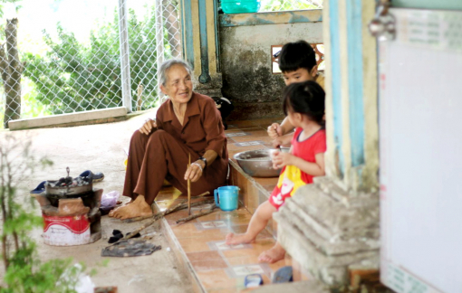 Ngoại đổ bánh thuẫn ngoài sân