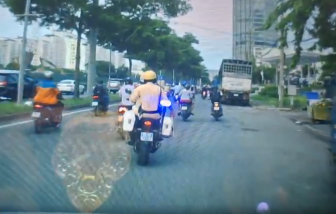 CSGT Nam Sài Gòn mở đường cho ô tô đưa sản phụ sắp sinh đến bệnh viện kịp thời
