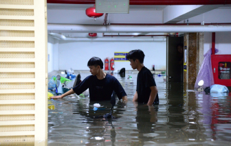 Hầm chung cư mini ở Hà Nội chìm trong nước, người dân "bơi" cứu tài sản