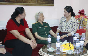 Hội LHPN TPHCM thăm mẹ Việt Nam Anh hùng và gia đình chính sách