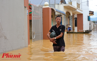 Người dân ngoại thành Hà Nội bì bõm lội nước ngập nửa người để vào nhà