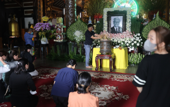 Người dân TPHCM thắp hương tưởng nhớ Tổng bí thư Nguyễn Phú Trọng