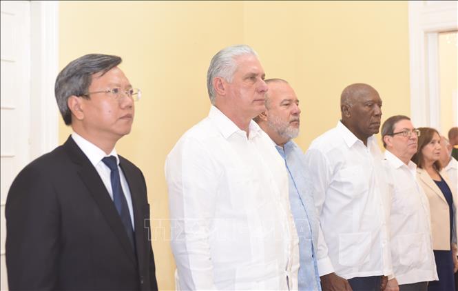 Bí thư thứ Nhất Ban Chấp hành Trung ương Đảng, Chủ tịch Cuba Miguel Díaz-Canel Bermúdez (thứ hai từ trái sang) và các đồng chí: Ủy viên Bộ Chính trị, Thủ tướng Manuel Marrero Cruz, Phó Chủ tịch Quốc hội Ana María Mari Machado, Ủy viên Bộ Chính trị, Bộ trưởng Ngoại giao Bruno Rodríguez Parilla và Đại sứ Việt Nam Lê Quang Long (Ngoài cùng bên trái) viếng Tổng Bí thư Nguyễn Phú Trọng. Ảnh: Việt Hùng/TTXVN