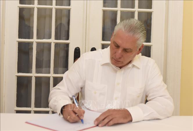 Bí thư thứ Nhất Ban Chấp hành Trung ương Đảng, Chủ tịch Cuba Miguel Díaz-Canel Bermúdez ghi sổ tang - Ảnh: Việt Hùng/TTXVN