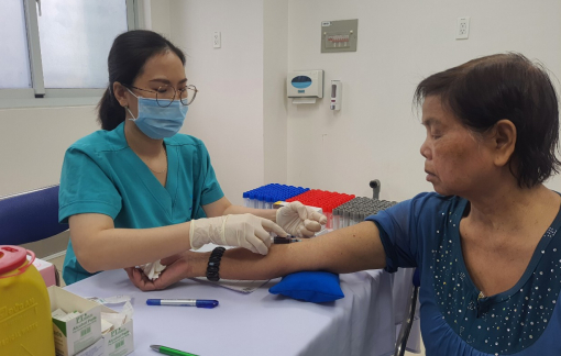 Thân nhân đi "gửi" mẫu gen để tìm kiếm hài cốt anh hùng liệt sĩ