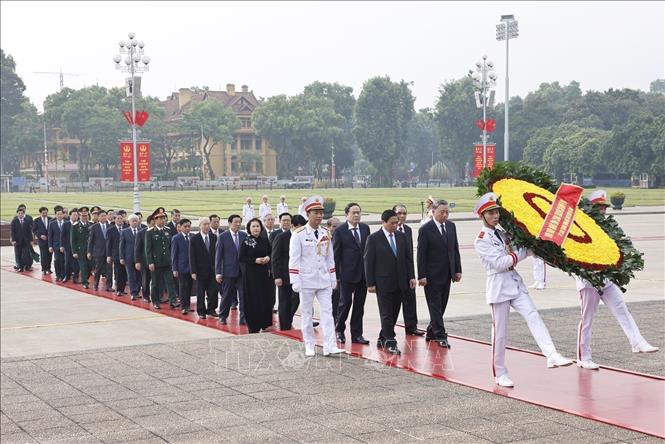 Đoàn đại biểu Ban Chấp hành Trung ương Đảng, Chủ tịch nước, Quốc hội, Chính phủ, Ủy ban Trung ương Mặt trận Tổ quốc Việt Nam đặt vòng hoa, vào Lăng viếng Chủ tịch Hồ Chí Minh - Ảnh: Doãn Tấn/TTXVN