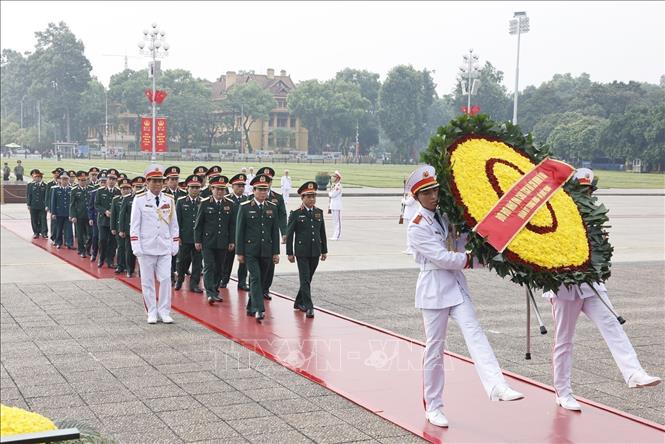 Đoàn đại biểu Quân uỷ Trung ương và Bộ Quốc phòng đặt vòng hoa, vào Lăng viếng Chủ tịch Hồ Chí Minh - Ảnh: Doãn Tấn/TTXVN