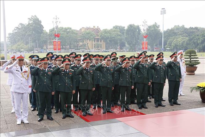 Đoàn đại biểu Quân uỷ Trung ương và Bộ Quốc phòng đặt vòng hoa, vào Lăng viếng Chủ tịch Hồ Chí Minh - Ảnh: Doãn Tấn/TTXVN