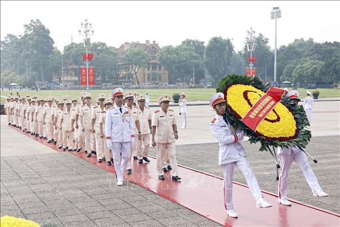 Đoàn đại biểu Đảng uỷ Công an Trung ương và Bộ Công an đặt vòng hoa, vào Lăng viếng Chủ tịch Hồ Chí Minh - Ảnh: Doãn Tấn/TTXVN