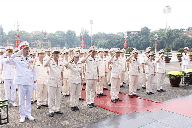 Đoàn đại biểu Đảng uỷ Công an Trung ương và Bộ Công an đặt vòng hoa, vào Lăng viếng Chủ tịch Hồ Chí Minh - Ảnh: Doãn Tấn/TTXVN