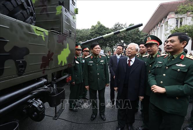 Tổng Bí thư, Chủ tịch nước Nguyễn Phú Trọng xem trưng bày, giới thiệu các khí tài quân sự của ngành Quốc phòng (Hà Nội, 10/1/2019). Ảnh: Trí Dũng/TTXVN