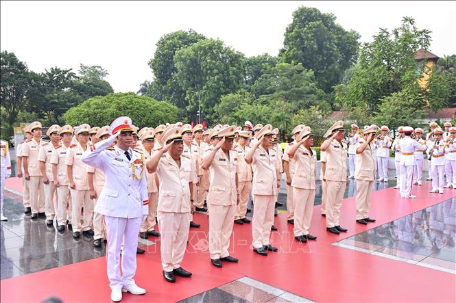 Đoàn đại biểu Đảng ủy Công an Trung ương và Bộ Công an tưởng niệm các anh hùng liệt sĩ - Ảnh: Minh Đức/TTXVN