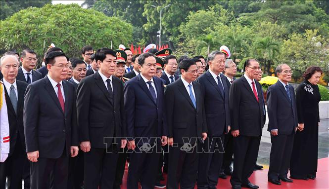 Các đồng chí lãnh đạo, nguyên lãnh đạo Đảng, Nhà nước tưởng niệm các anh hùng liệt sĩ - Ảnh: Minh Đức/TTXVN