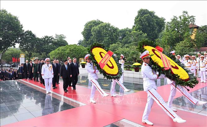 Đoàn Lãnh đạo Đảng, Nhà nước đặt vòng hoa tại Đài tưởng niệm các Anh hùng liệt sĩ - Ảnh: Minh Đức/TTXVN