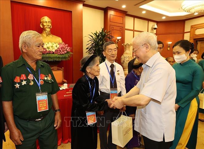 Tổng Bí thư Nguyễn Phú Trọng gặp mặt thân mật các đại biểu người có công tiêu biểu toàn quốc nhân dịp kỷ niệm 75 năm ngày Thương binh - Liệt sĩ (Hà Nội, 23/7/2022). Ảnh: Trí Dũng/TTXVN