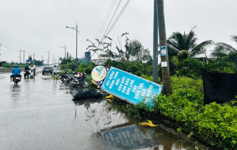 Lốc xoáy làm 117 căn nhà ở Bến Tre, Tiền Giang sập, tốc mái