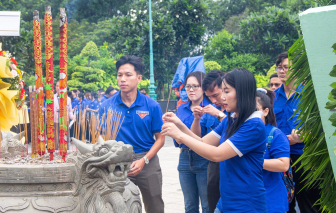 Đoàn viên thanh niên tưởng nhớ các liệt sĩ, thăm Mẹ Việt Nam anh hùng
