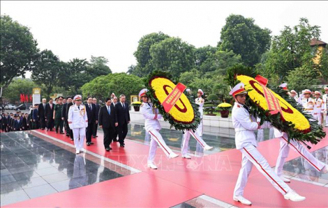 Lãnh đạo Đảng, Nhà nước tưởng niệm các Anh hùng liệt sĩ và vào Lăng viếng Chủ tịch Hồ Chí Minh