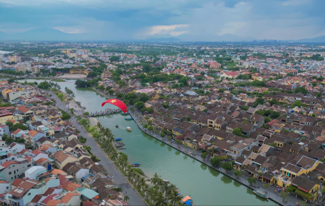 Ngắm Đà Nẵng, Hội An trên những cánh dù lượn