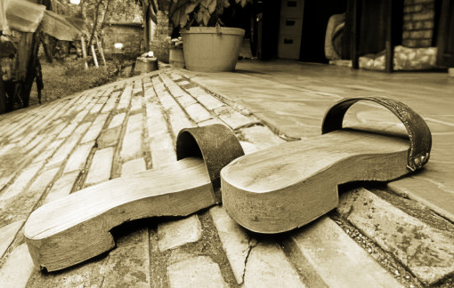 Đôi guốc vông của má Đôi guốc vông của má