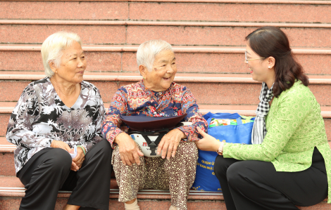 Dâng hương tượng đài chị Võ Thị Sáu và trao quà tri ân gia đình chính sách huyện Đất Đỏ