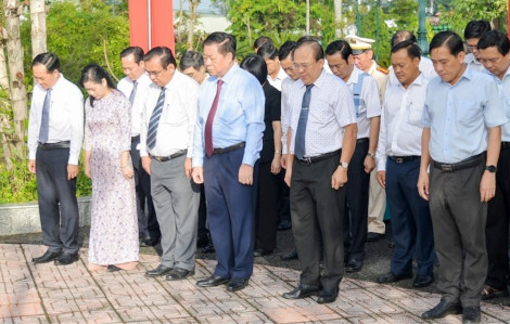 Ban Tuyên giáo Trung ương dâng hương, viếng các Anh hùng liệt sĩ tại Tiền Giang