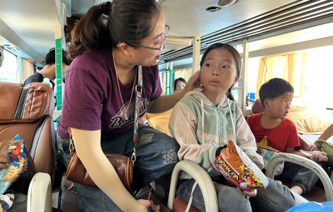 Sau mùa hè vào miền Nam thăm cha mẹ, học sinh vùng cao tất tả về quê đi học