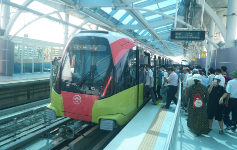 Người Hà Nội xếp hàng trải nghiệm tàu điện Metro mới