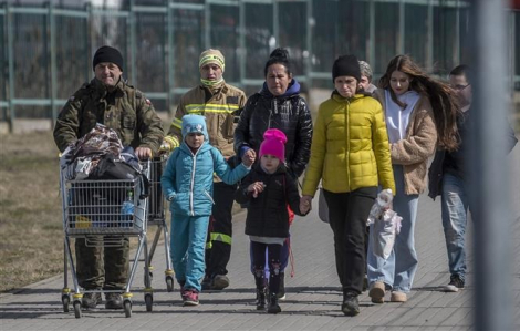 Ukraine thiếu nhân lực nghiêm trọng, nữ giới phải  lái xe, làm cơ khí và cầu đường