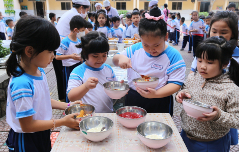 Trường học TPHCM được tiếp tục mở căn tin, bếp ăn, bãi xe theo đấu thầu