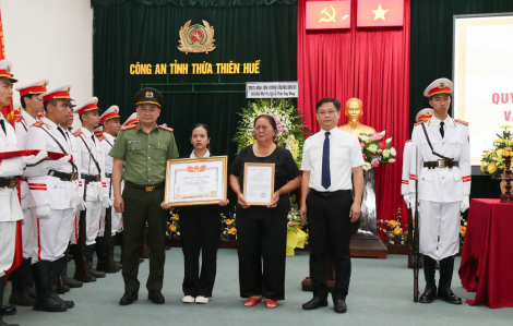 Trao Bằng "Tổ quốc ghi công" đến thân nhân liệt sĩ Trần Duy Hùng