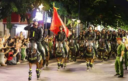 Hàng ngàn người dân mãn nhãn với màn diễu hành kỵ binh trên phố đi bộ Nguyễn Huệ