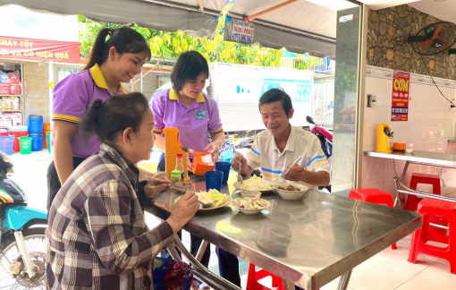 “Cơm trưa yêu thương” ở quận 12