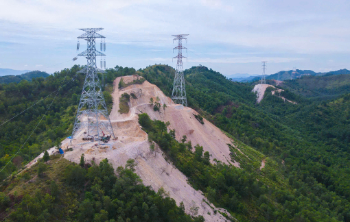 Công nhân “đội nắng”, nỗ lực hoàn thành đường dây 500kV mạch 3