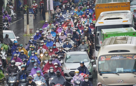 Mưa lớn kéo dài xuyên đêm, người dân Hà Nội chật vật đi làm