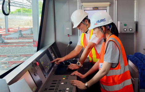 'Bóng hồng' duy nhất trong buồng điều khiển tàu Metro số 1