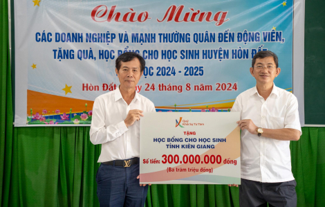 Quỹ Khởi Sự Từ Tâm trao học bổng 300 triệu đồng cho học sinh tỉnh Kiên Giang