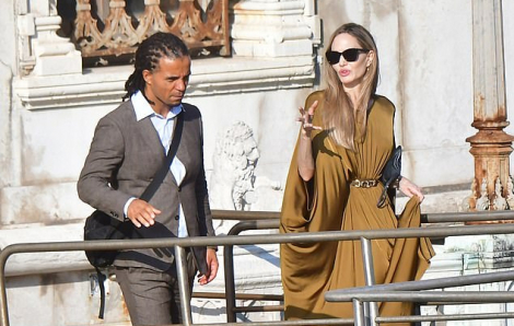 Angelina Jolie xuất hiện cùng người đàn ông lạ tại LHP Venice