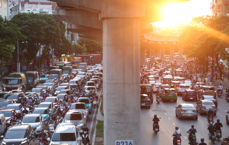 Người dân ùn ùn về quê, giao thông Hà Nội "tăng nhiệt" ngay trong tối 30/8