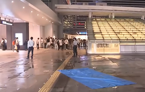 Nữ sinh nhảy lầu tự tử, làm chết người đi đường