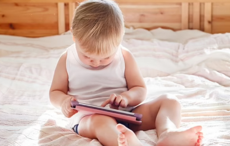 Thụy Điển yêu cầu cha mẹ không cho trẻ dưới 2 tuổi xem TV, điện thoại