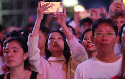 Hàng ngàn người đổ về phố đi bộ Nguyễn Huệ vui chơi tối 2/9