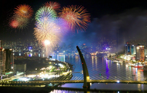 Người dân TPHCM ngắm pháo hoa mừng Quốc khánh