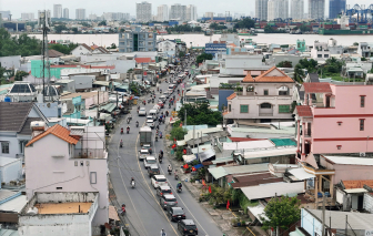 Ô tô nối đuôi nhau hơn 2km chờ qua phà Cát Lái về TPHCM