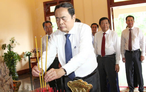 Chủ tịch Quốc hội Trần Thanh Mẫn dâng hương tưởng nhớ lãnh đạo Đảng, Nhà nước