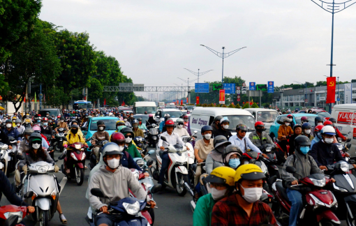 Nhiều tuyến đường ở TPHCM ùn ứ trong ngày đầu đi làm sau nghỉ lễ
