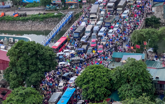 Hà Nội ùn tắc hàng km sau cơn mưa lớn